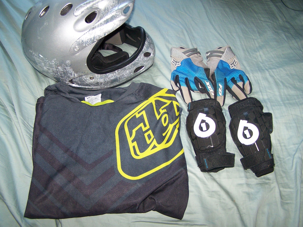 0 Helmet, jersey, gloves, elboy pads MUST GO