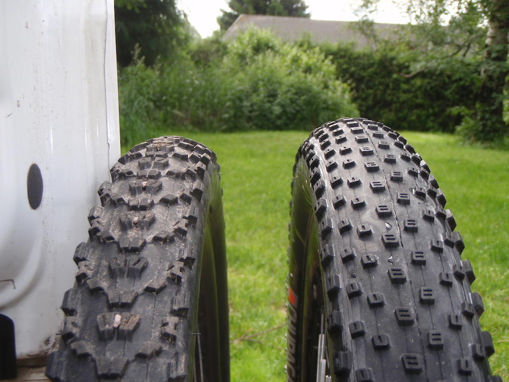 Left: 2,4" Ardent
Rightt 3,0" Chubacabra

Both on a 50mm Crocodile, same 0,8bar pressure and tubeless
