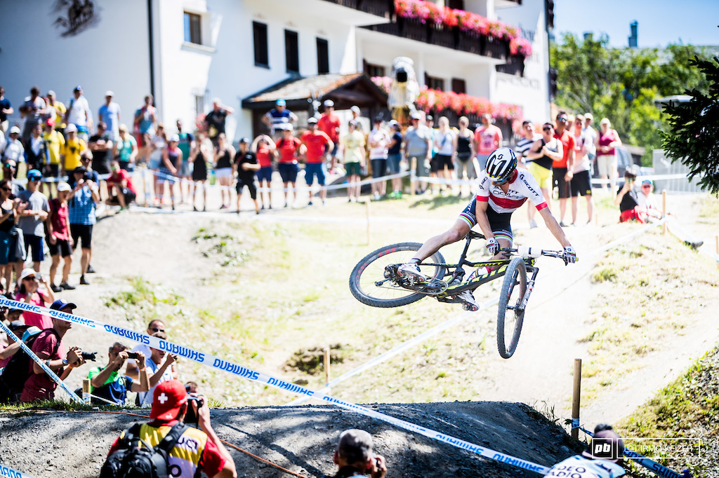 Riding into his last lap, proving his confidence, Schurter whips it up.