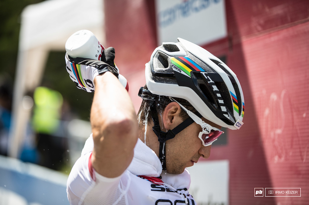 Pre-race cooling for Nino Schurter as temperatures reached tropical levels in Lenzerheide.