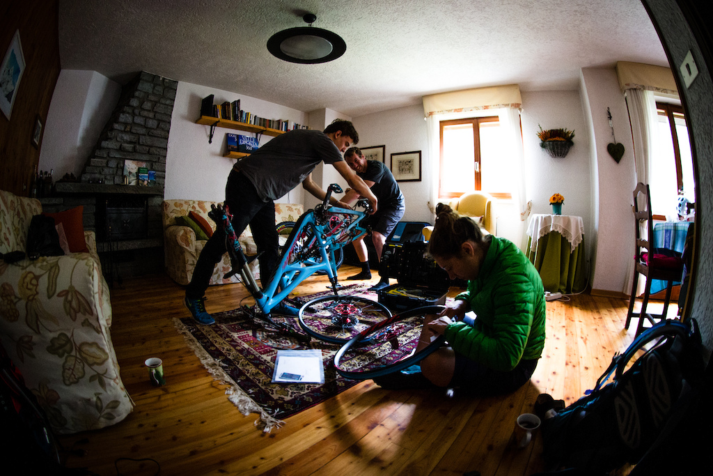 After a couple days traveling (Pedro flew from Chile and Gary drove from Scotland), and a rainy weather on arrival, it is best to build the bikes inside the cosy apartment
