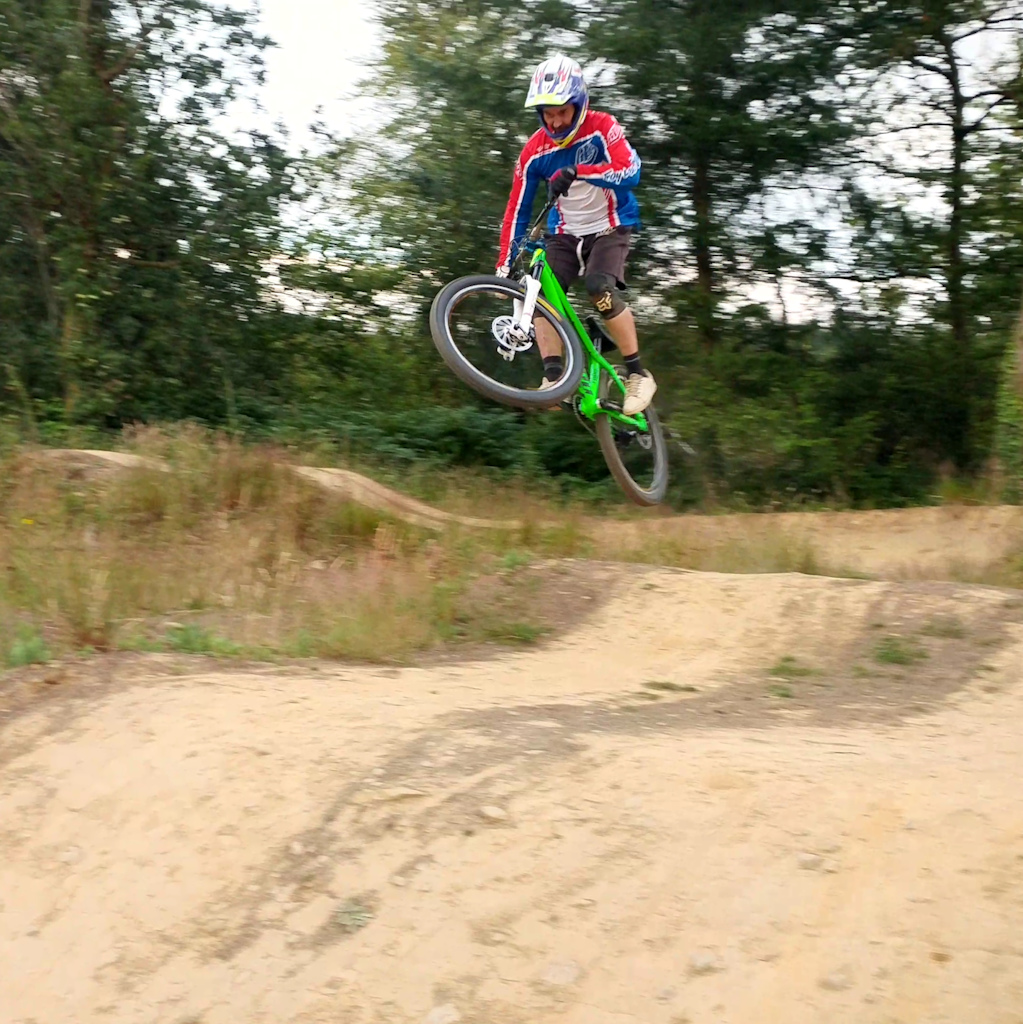 Practicing a bit of flow and speed @ van road trails #ridesometrail #resurrectioncycles #atomlab #corsair