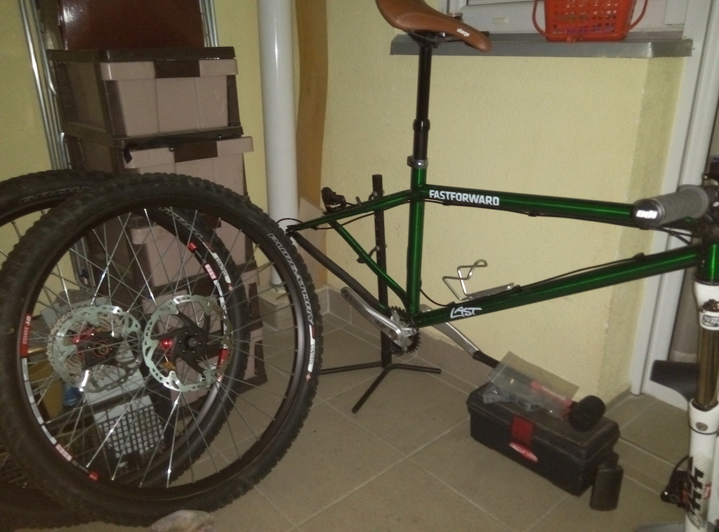 All set for Finale Ligure.

Brakes bled, new pads and rotors, everything lubed, tools packed.

Now can't wait to set off.
