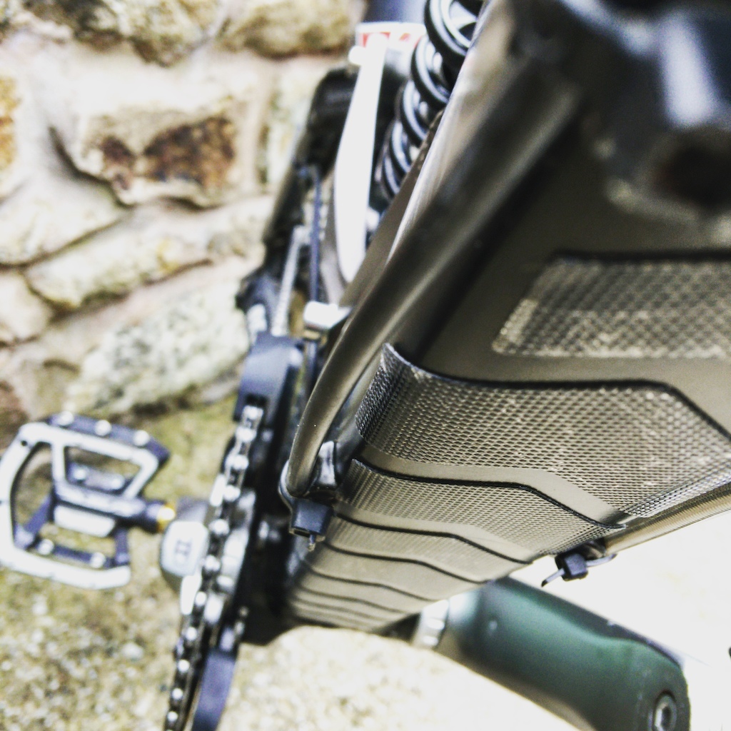 All Mountain Style frame protection. Camo on black.