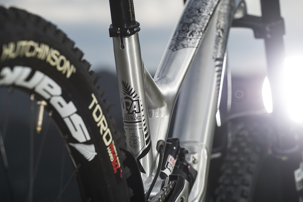 COMMENCAL SUPREME DH V4 for the 2016 WORLD CHAMPS in Val Di Sole