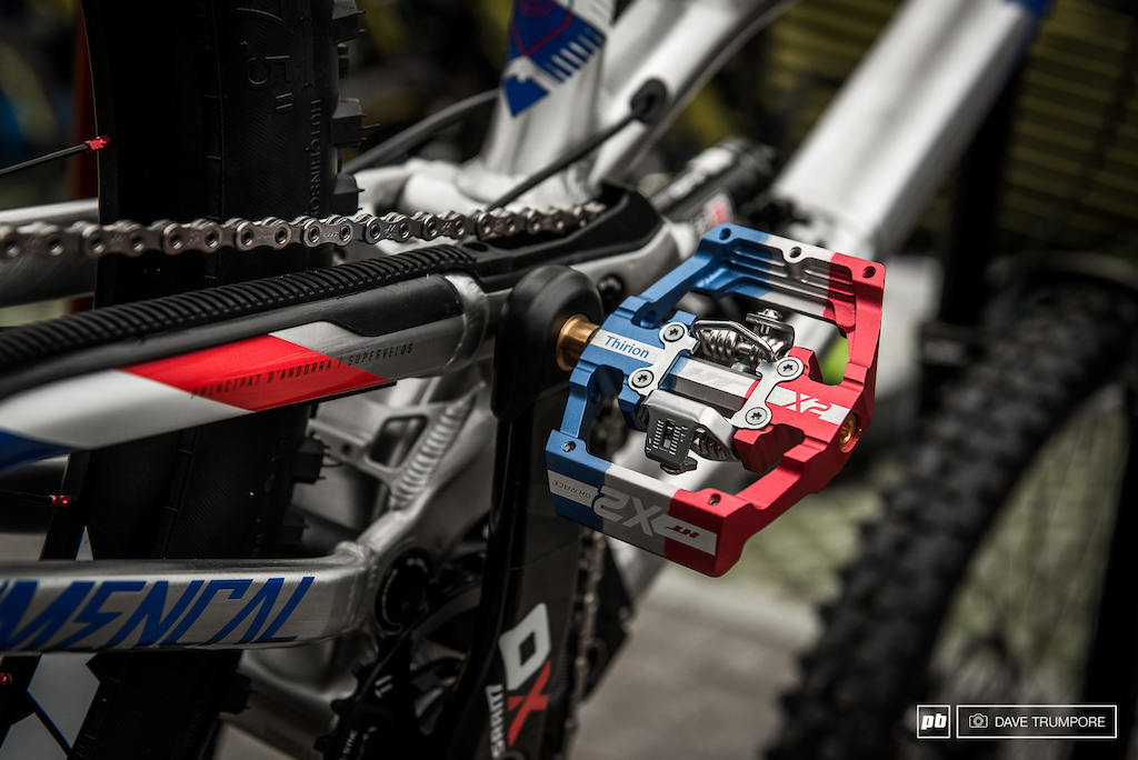 Custom HT pedals for Remi Thirion's Commencal