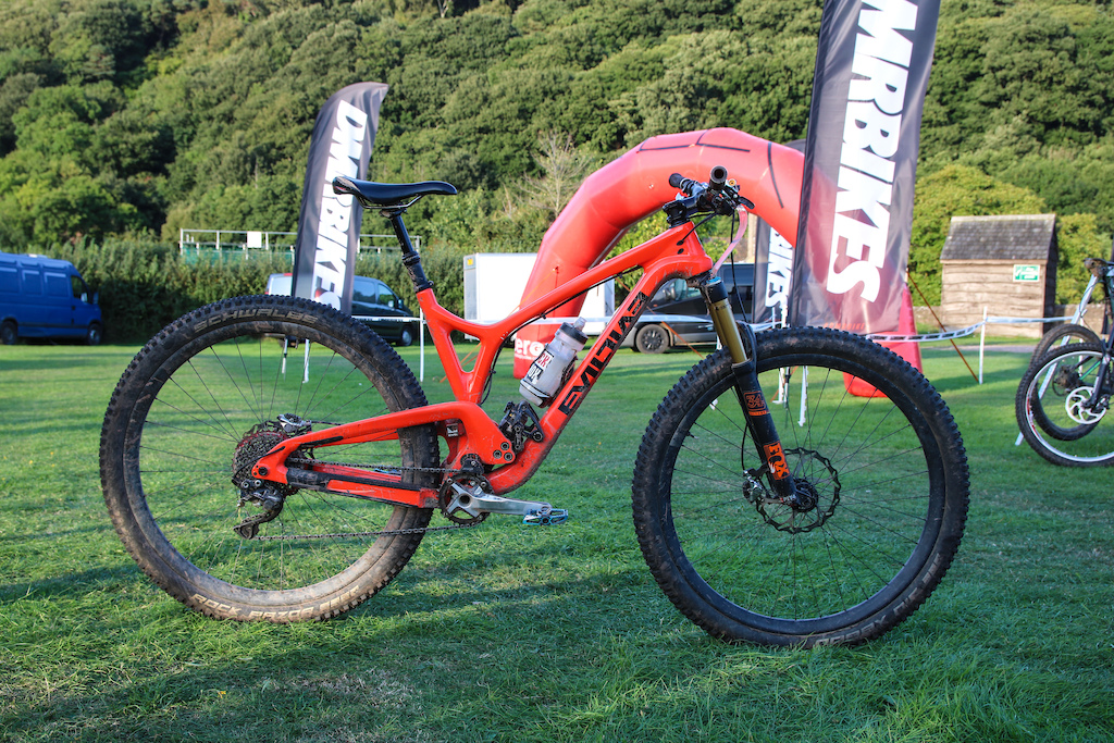 Evil’s The Following, an aggressive riding short-travel 29er with the Delta System suspension setup delivering 120mm of rear wheel travel. Ibis 941 Carbon wheels with a 35mm inner width with a pair of Schwalbe tyres, Nobby Nic up front and Rock Razor out back.