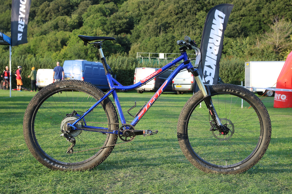 Chasing the racers with his lens, Roo Fowler’s DMR Trailstar with WTB Trailblazer 2.8 tyres and an X-Fusion Sweep fork.