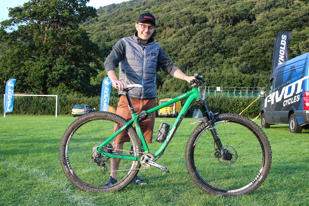Paul Mackie is the designer behind this novel looking Zealous 29er haedtail, which uses a split seat tube to bring the rear wheel closer to the bottom bracket and keep the chainstays short.