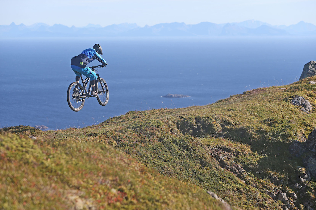 Tommy jumping on the ridge of Smørris