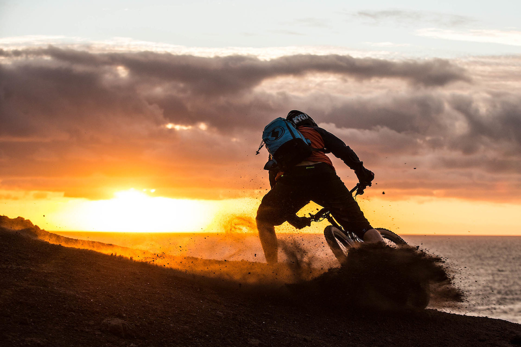 Early morning sun, the temperature at a chill but, with a bike between your legs, perfect dirt to carve your own trail and a exquisite photographer to capture all of this. You end up with this beauty.  This was the last day and last sunrise on own adventure. I couldn’t ask for anything more. I’ll be back Gran Canaria to ride your grounds soon.