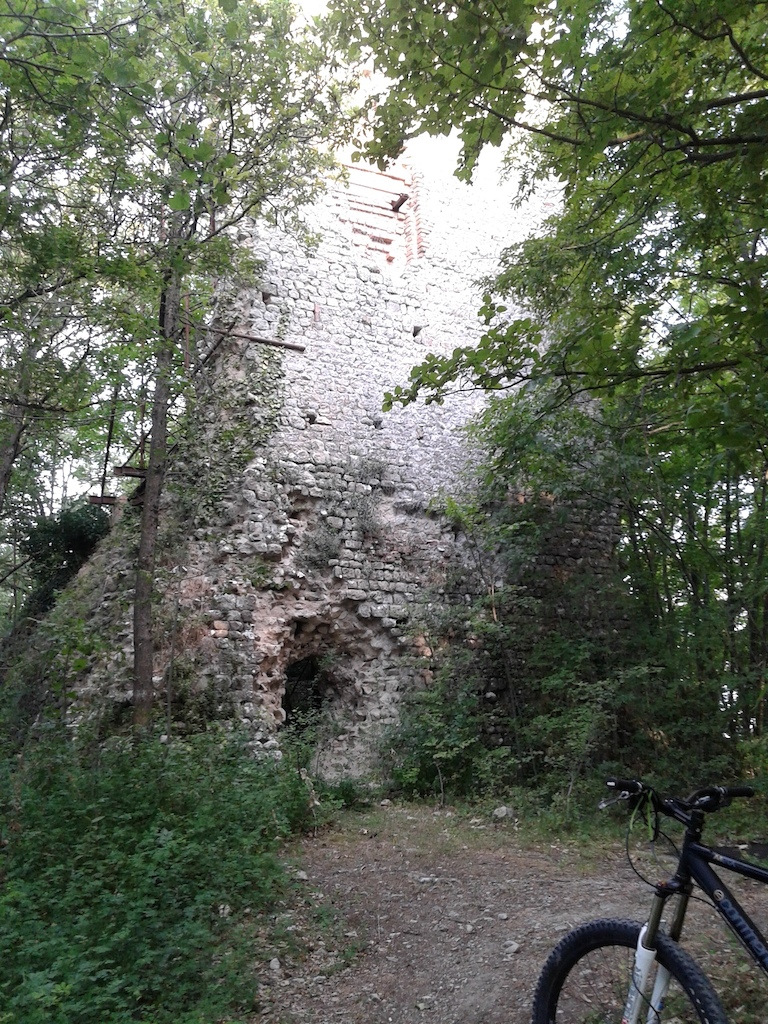 i ruderi della torre "Guardiola" del XIV sec.