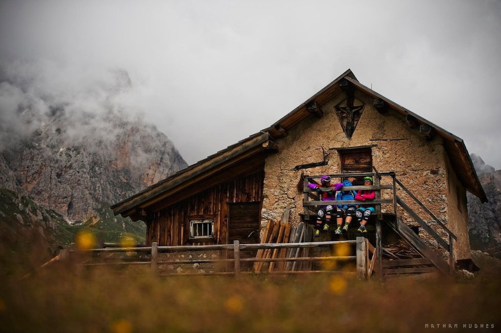 The Trek Gravity Girls chill on their trailride through the dolomites