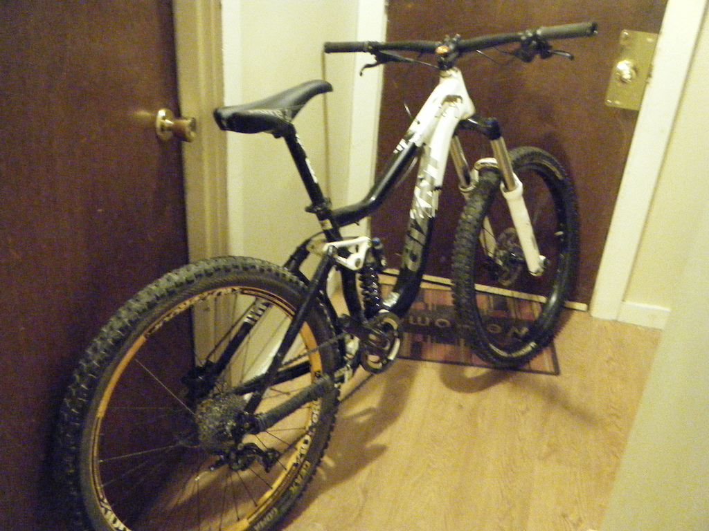 2011 Small Giant Reign X1 - Dropper post included