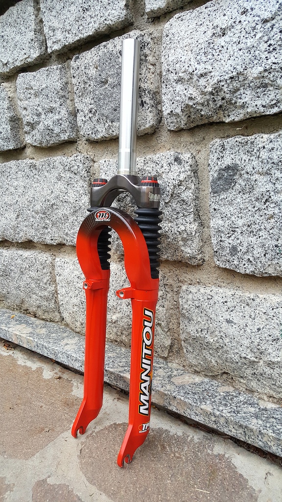 Manitou Answer Sx Carbon a
1999, 80mm travel, titanium spring with bottom out elastomer, 28,4mm tube, QR, v-braker, microlube on bushings, carbon arch, MRD Hyperlite crown.