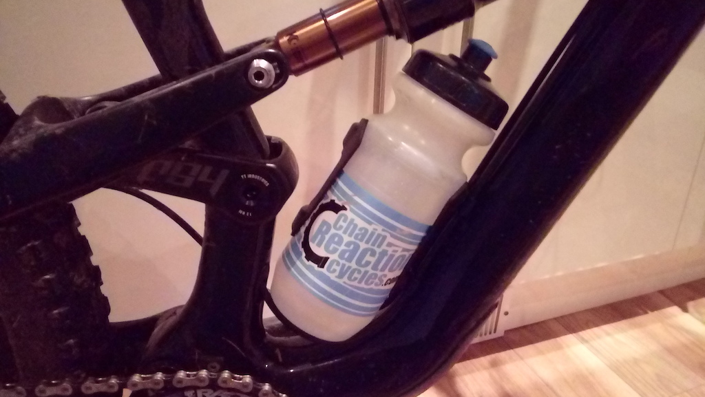 Specialized Roll water bottle cage fitted to the YT Jeffsy as an alternative to the disastrous and over-priced Thirstmaster 3000