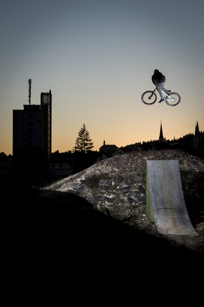 Whip above the city.

Rider : Malik Jeannet @malikjeannet
Photo : Lucas Vuitel @lucasvuitel.ch