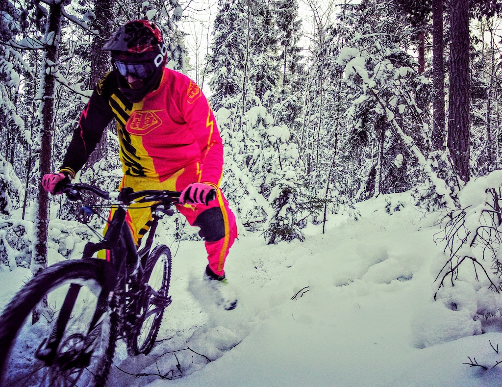 Just dabbin' along. Deep powdery snow and -7°C, perfect for a photo session! Troy Lee Designs (TLD) pink/yellow kit, sam hill five ten shoes, POC cornea goggles on top of a bell super 2r mips. The bike is a Specialized Enduro 650b 2016 with some new bling: schwalbe ice spiker pro tubeless and a Rock Shox Monarch rc3 rear shock.