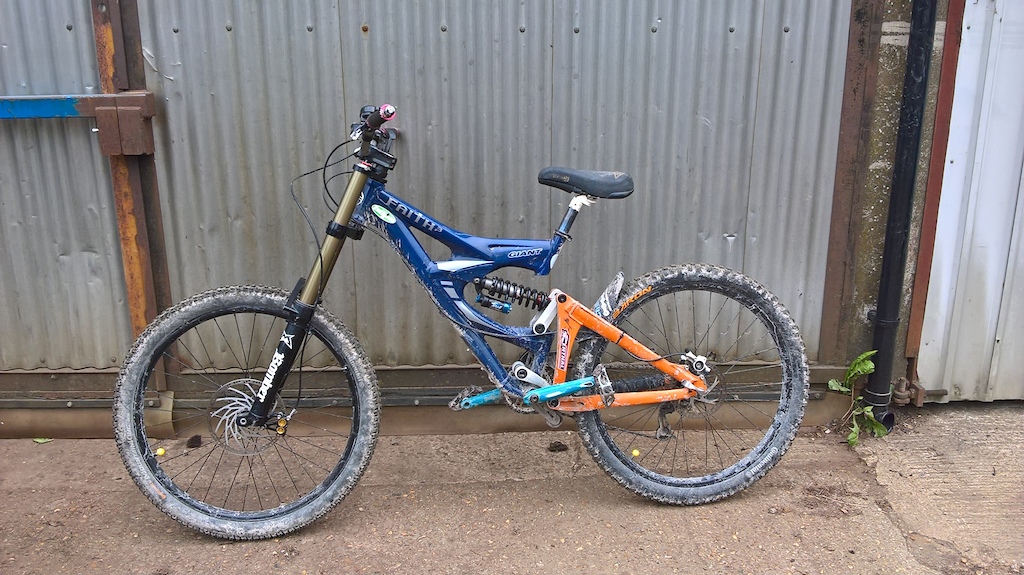 Giant Faith 3
Marzocchi Monsters
Hope 4 pots
26" wheels 20mm/12mm axles
DHX 5 shock
BMX Cranks with custom 83mm BB

£500