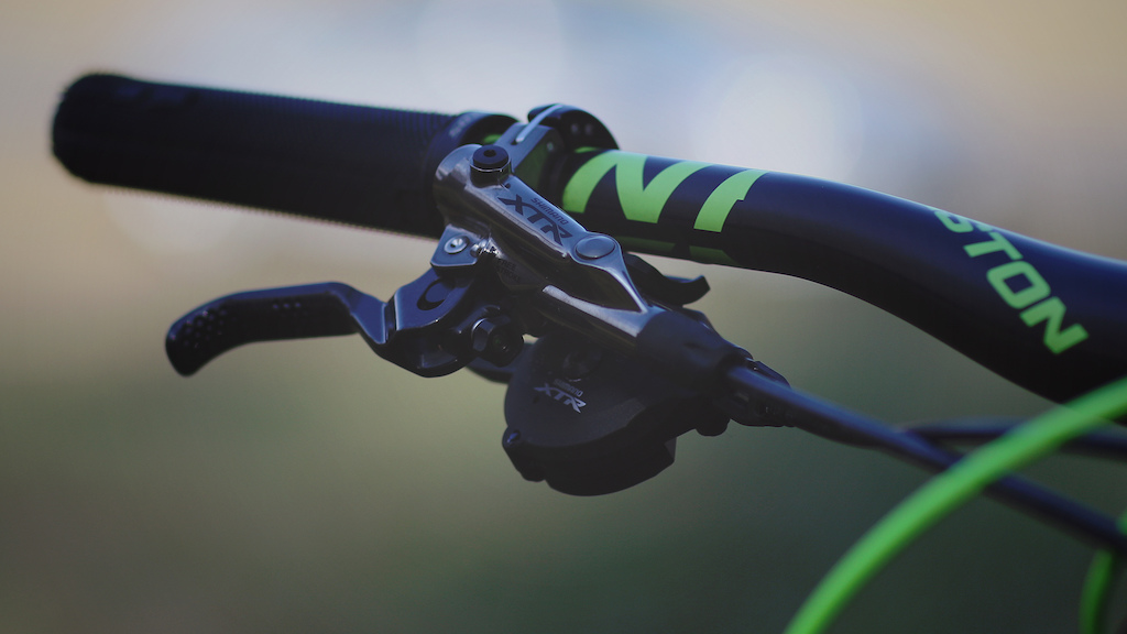 Shimano XTR 9020 Trail brakes paired with XTR M9000 Shifter
