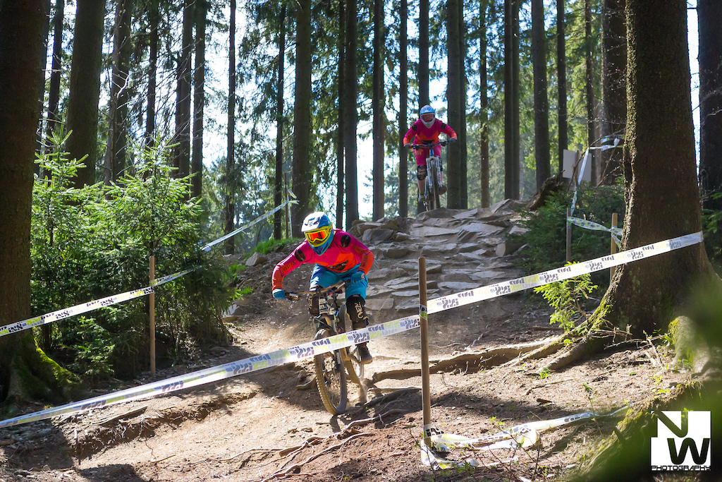 Lexi and Lisa from Team Metal Motion Bikes on the dh track at Bikepark Winterberg.