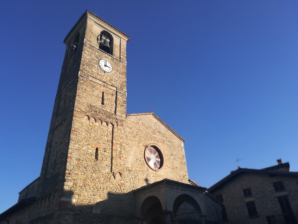 La chiesa medievale di San Ponzo Semola, centro nevralgico di Guardamonte Trail Area