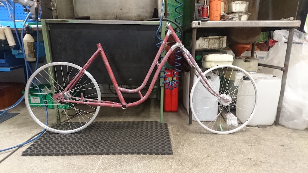 A winter project I'm currently working on. Changed the geometry a bit on this old Helkama steel frame. Built some sweet 26" wheels. Almost ready for a paint job now. Going with a red/brown/silver style for the bike. Gonna look sweet when it's finished.