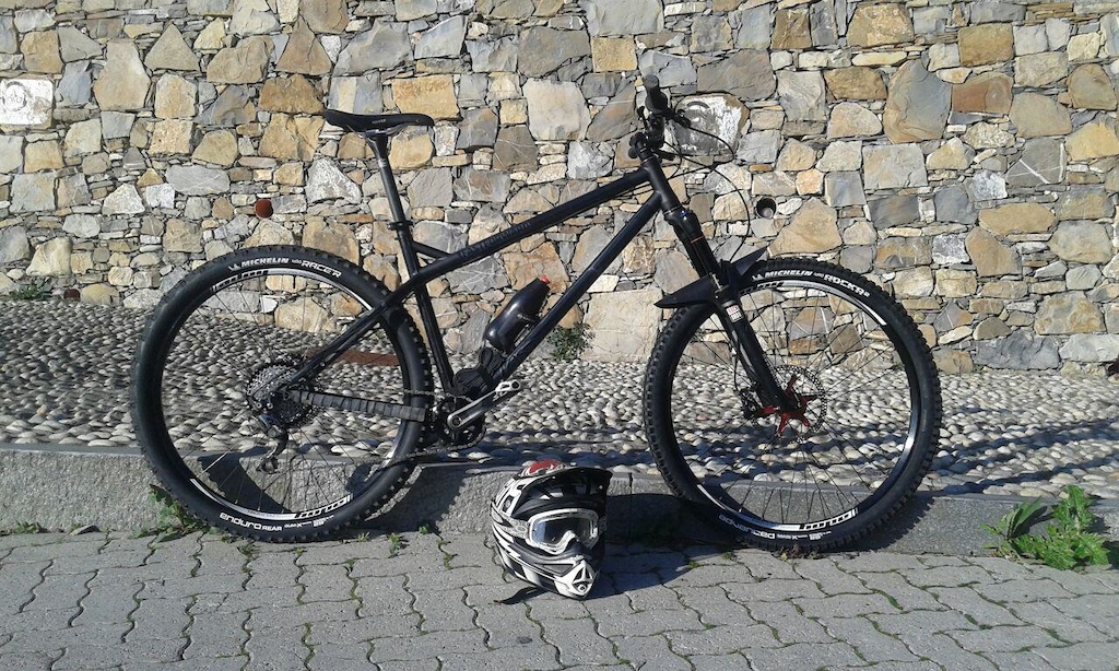 Around 14,4 kg, ignore those shitty pedals