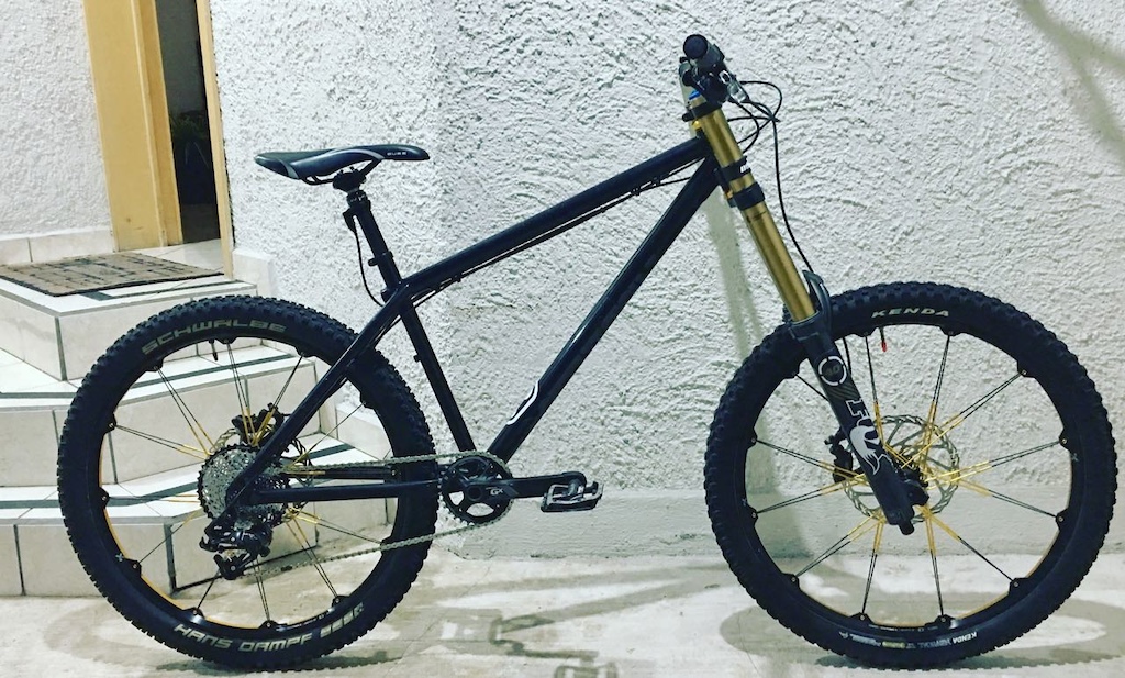 Since my @GTBicycles Fury WC broke last week from an accident, and have not received answer to their Carsh Replacement Program, I decided to configure the bike that always delivers: The @ns-bikes Surge with a 200mm fork. Up to the job? I think yes.