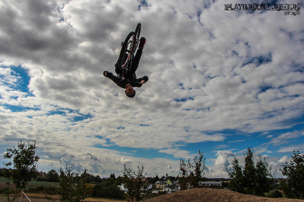Deutsche Freestyle Mountainbike Tour - DFMT Series 
DFMTSeries.com 
https://www.facebook.com/DeutscheFreestyleMountainbikeTour/ 
https://www.instagram.com/dfmtseries/ 
https://www.youtube.com/channel/UCRRFwa9t8kJQPWMFYeZ-RTQ 
Birgit Wengert Fotografie
Playground Riders Dirtjump Contest
