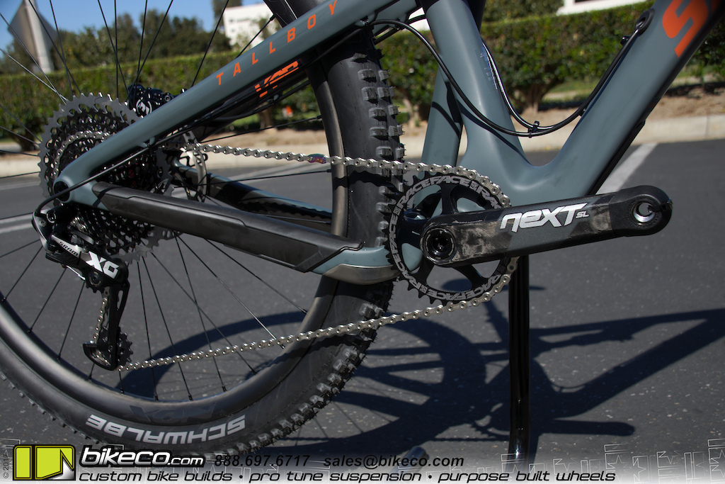 Race Face Carbon Next SL G4 cranks provide excellent torque transfer and trail dampening characteristics.