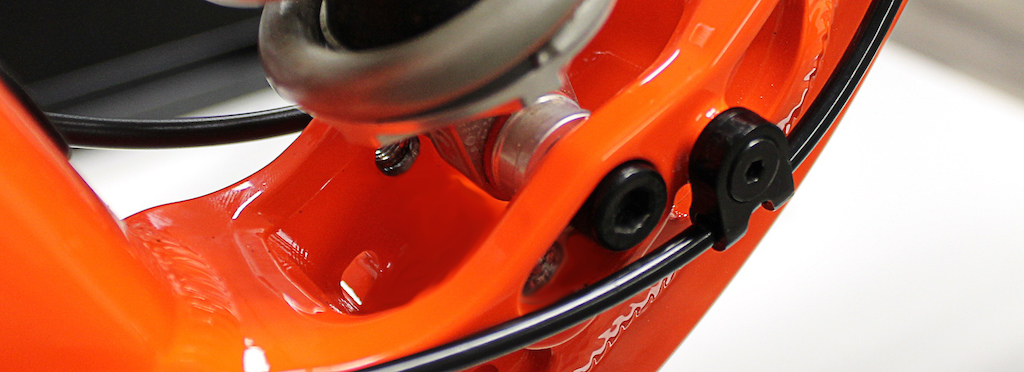 Two shock mount setting allow riders to chose between 74 and 75 degree head angle.