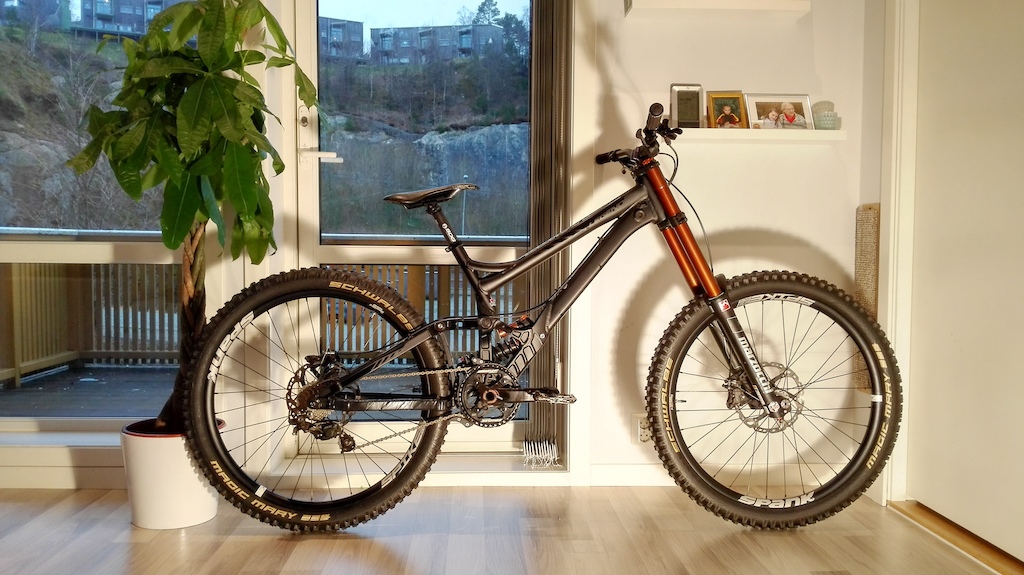 2015 Banshee Legend mk3. Rebuilt for 2017 with 650b wheels and rear triangle.