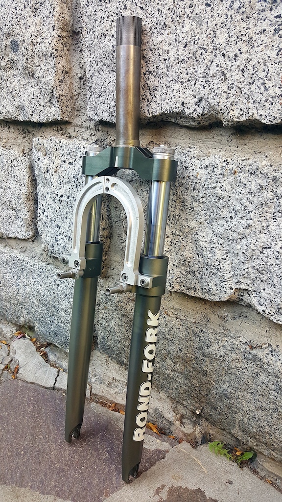 Rond Fork Hydro 1 b
1992-1993, 55mm travel, 25mm stanchions, double external compression, double air preload, QR, v-brake - canti (canti hanger lost)