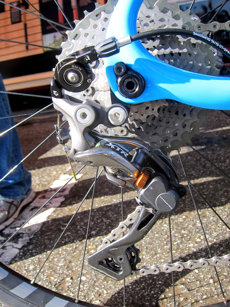 Sea Otter Classic 2017 Wolf Tooth s roller-cam converts Shimano s road bike levers to shift an XTR mountain bike derailleur.