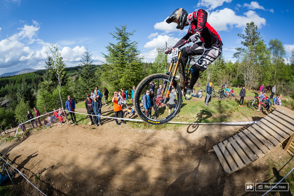 Nils Williams whips it wide for the crown on his race run
