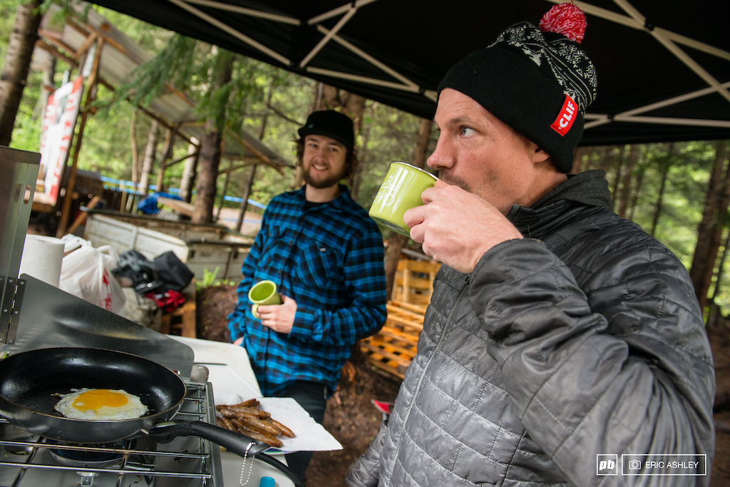 Lars N Bars was on site with his Loam High bus and a mean set of breakfast preperation skills.