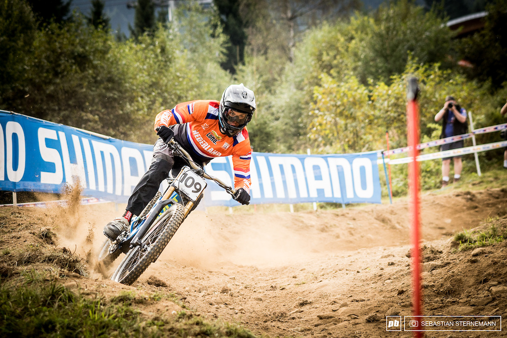 Tom ripping down the brutal, dusty track in Val di Sole. (Photo: Sebastian Sternemann)