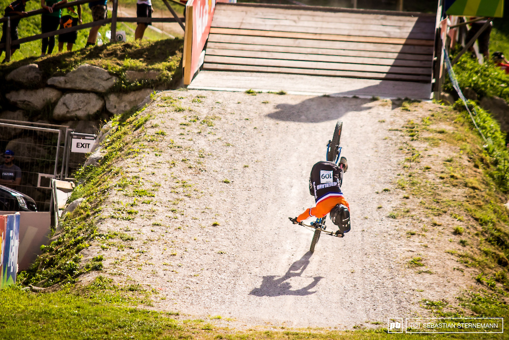 Tom braces for a hard and nasty impact at the World Championships in Val di Sole. (Photo: Sebastian Sternemann)