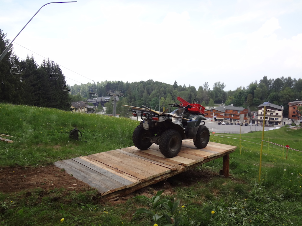 rebuilding an old jump at the bottom of the dh course, bike park Nevegal