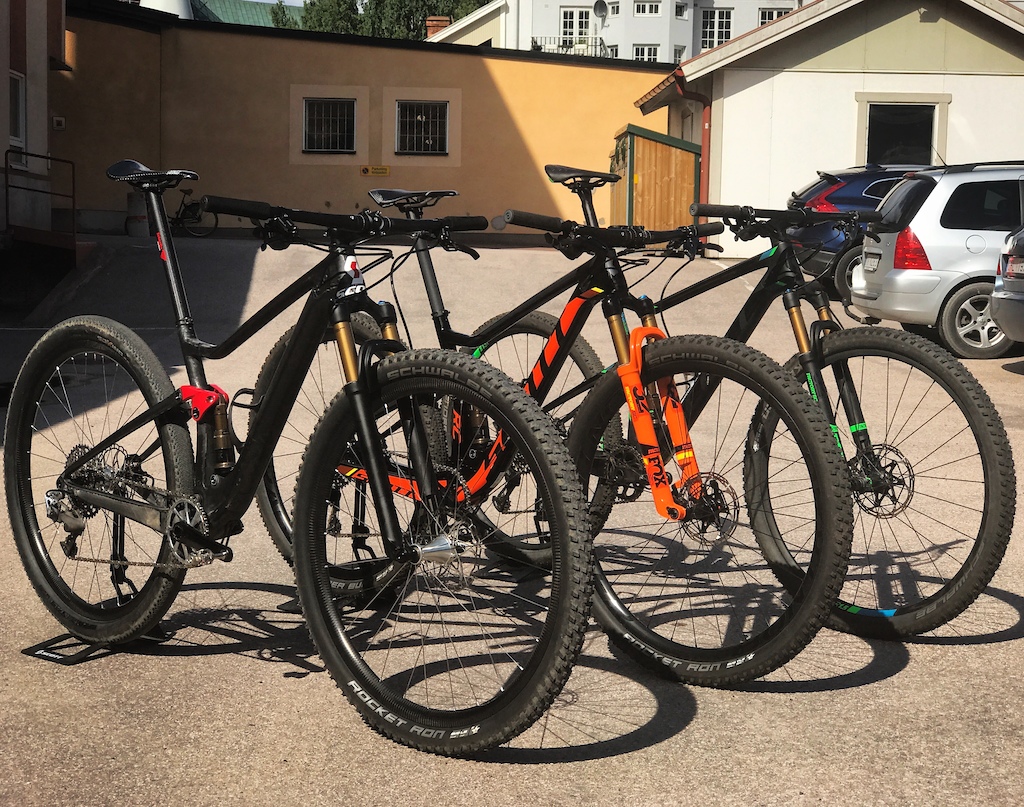 The Spark still isn't finished, but here it is in some good company.
Orange one is a custom built 900 SL with Bontrager wheels, XX1 drivetrain with Eagle cranks, MCFK, Selle Italia etc.
Black and green one is a stock 900 Ultimate.