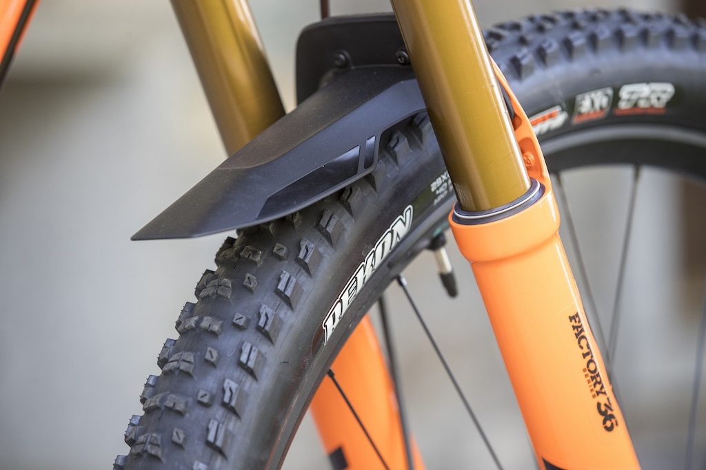 The Syncros fender takes care of mud, and neatly covers the recesses in the back of the fork arch too. The guard takes advantage of the threaded holes that will work with Fox's Live Valve electronic system. Available aftermarket for €14.