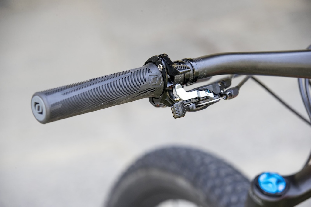 Syncros is part of the Scott Sports group which allows them to produce components to work with their bike models. The lock-on clamp for these grips also acts as a mount for the Fox Transfer dropper and the TwinLoc suspension levers.