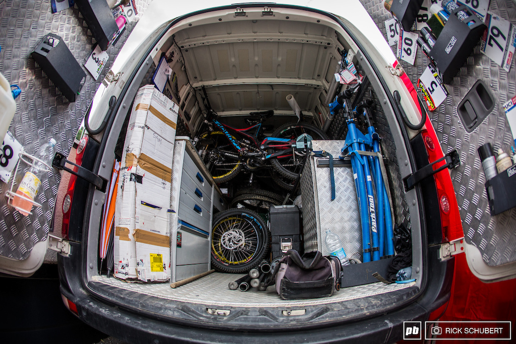 The Argentina Bike Devinci team proves taht you don't need a massive set up to be well prepared