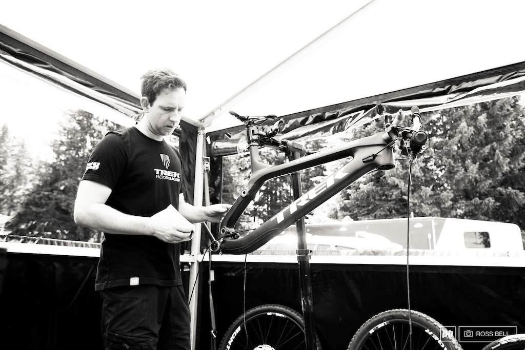 Gee Atherton is back in business this weekend, mechanic Pete gets to work on a fresh rebuild.