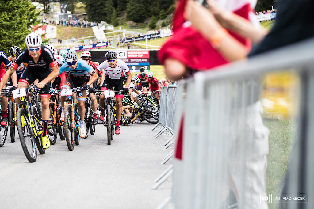 The men's U23 start saw a double crash piling riders up.