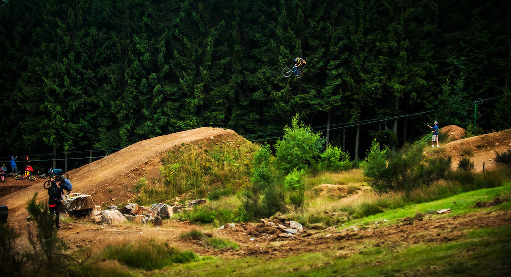 Remy Morton cruising over one of the larger jumps toward the top of the Loosefest 2017 course.