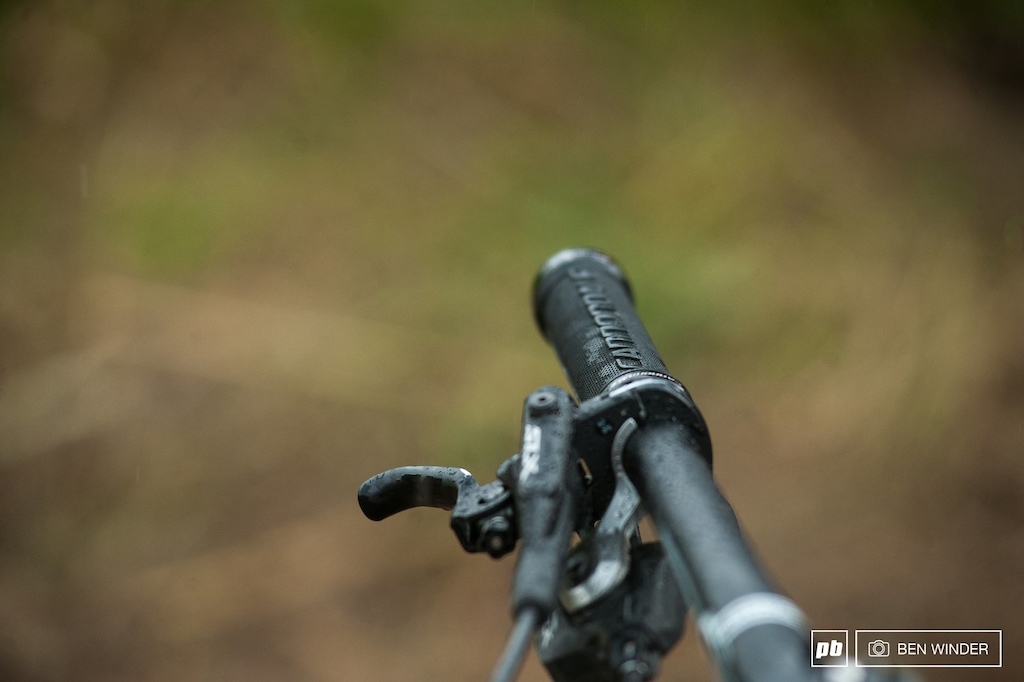 Cannondale's own brand lock on grips had a thin shape, but the rubber was hard.