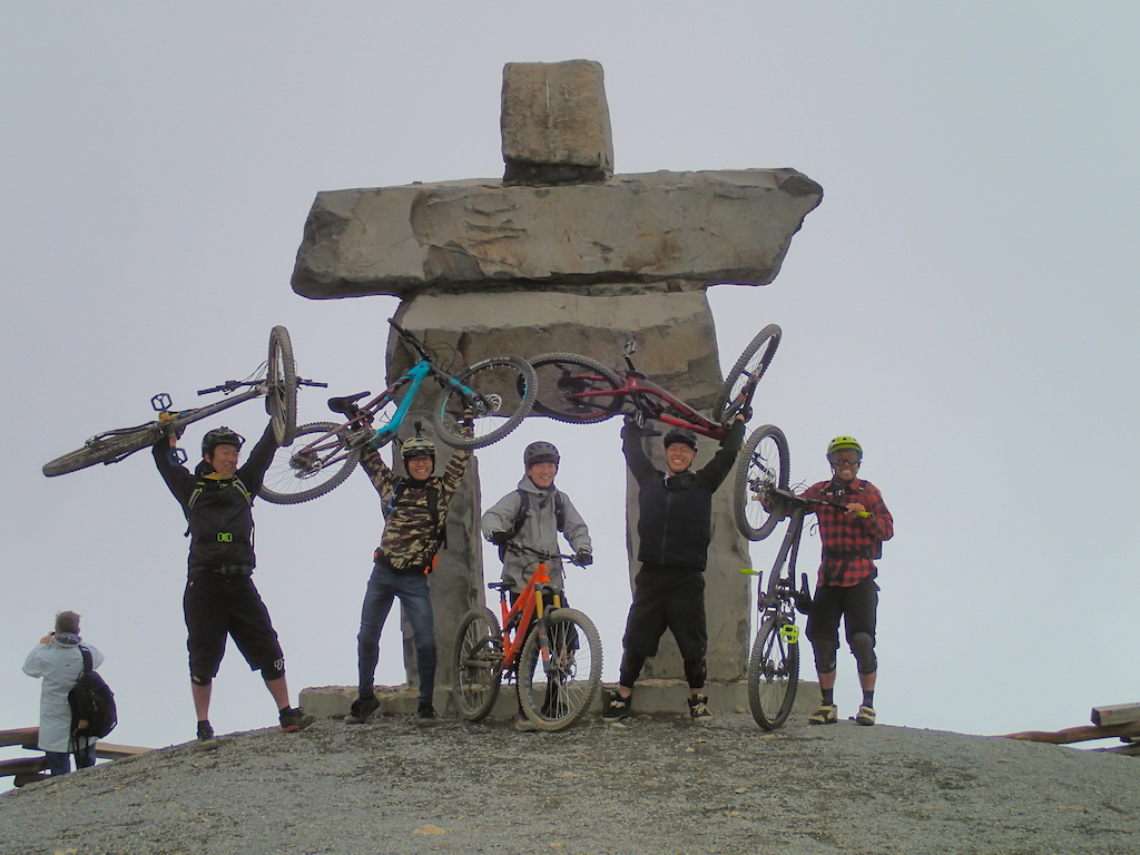 Top of the world Yaaahhaa!Gakugaku buruburu!Tuji-san,Ookubo-san,Kenken-kun,Tomas-kun!!!We love extreme trail!!!
