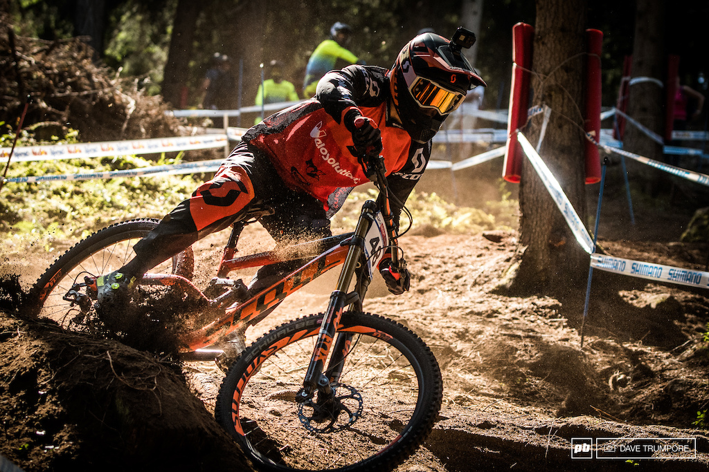 Gaetan Vige roosting his own top tube as he enters the first section of woods.